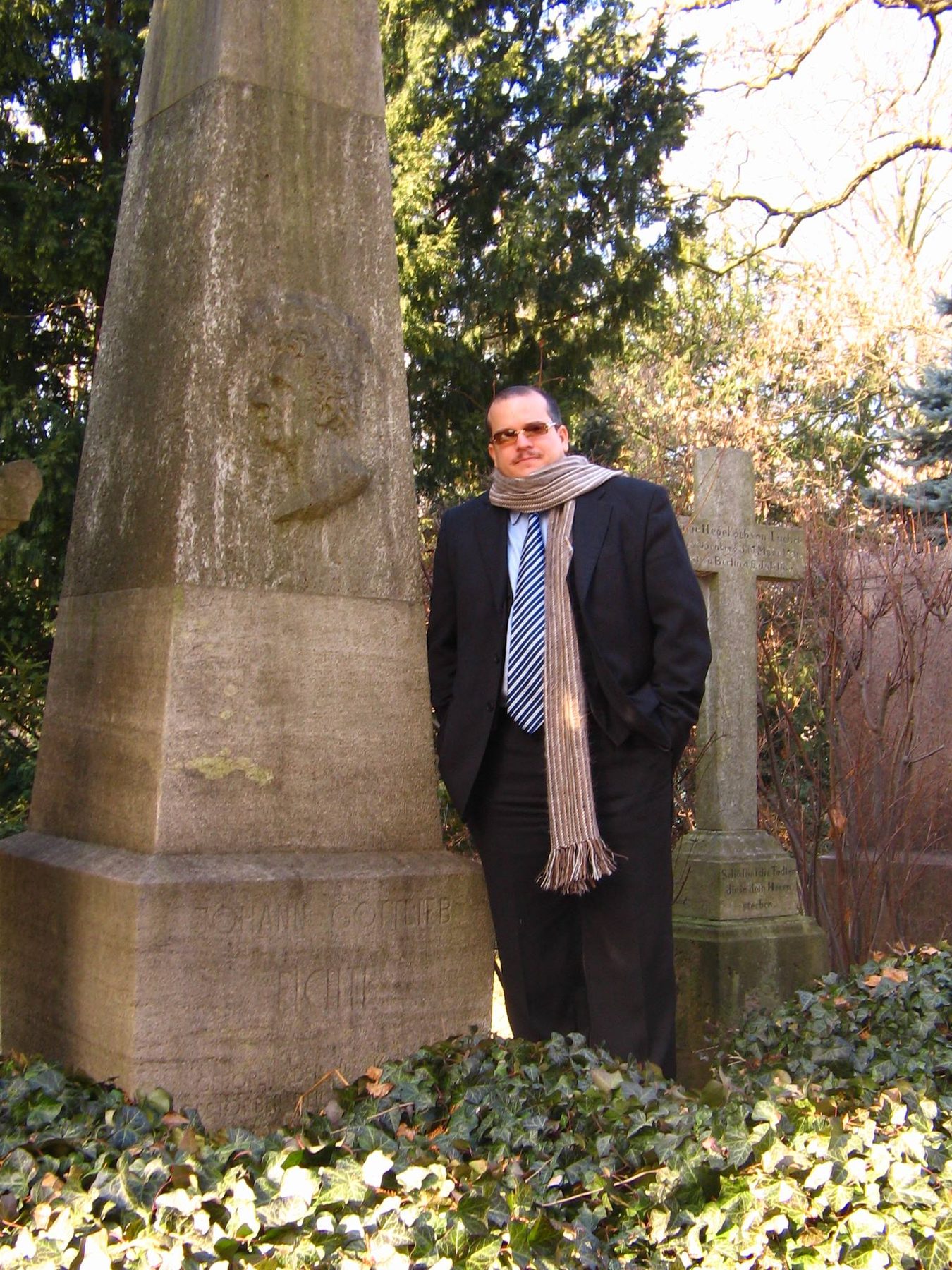 Fernando Báez leaning against a carved stone column