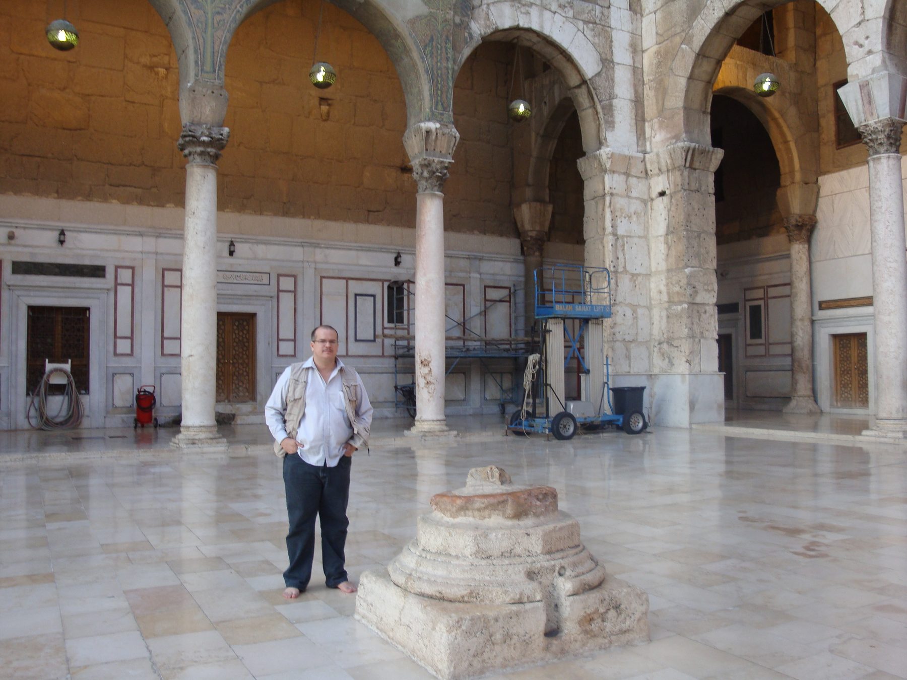 Fernando Báez in the courtyard of a historic mosque
